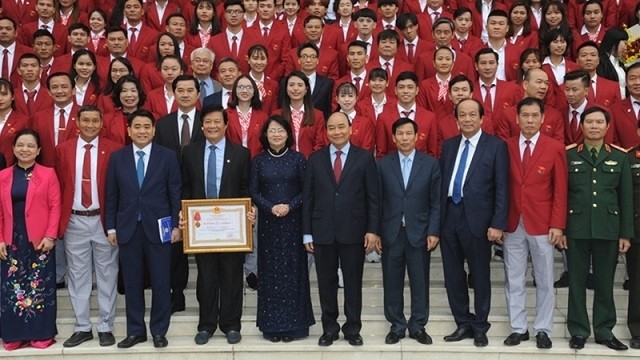 PM Nguyen Xuan Phuc (fifth from right) and other senior leaders join a group photo with the Vietnamese sports delegation to the 30th SEA Games. (Photo: NDO/Tran Hai)