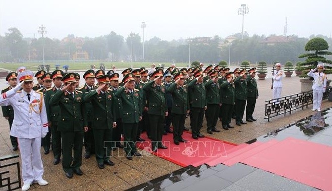 The delegation of the Central Military Commission and the Ministry of Defence at President Ho Chi Minh's mausoleum in Hanoi (Photo: VNA)