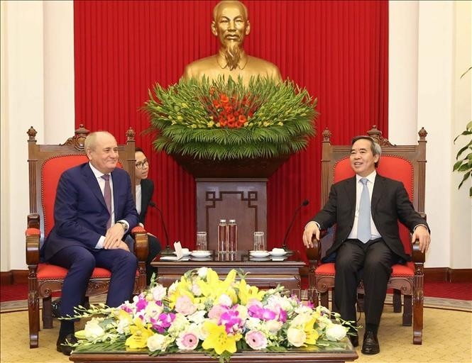 Chairman of the Party Central Committee’s Economic Commission Nguyen Van Binh (R) receives Vitaly Markelov, Member of the Board of Directors and Deputy Chairman of the Management Committee of Gazprom. (Photo: VNA)