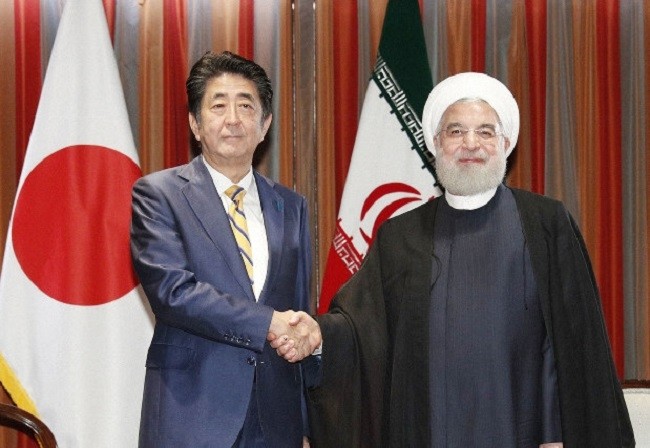 Japanese Prime Minister Shinzo Abe (L) and Iranian President Hassan Rouhani. (Source: Kyodo)