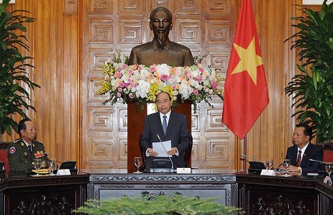 PM Nguyen Xuan Phuc speaks at the meeting with Cambodian Deputy Prime Minister and Minister of National Defence Tea Banh and Lao Minister of National Defence Chansamone Channhalat in Hanoi on December 19. (Photo: NDO/Tran Hai)