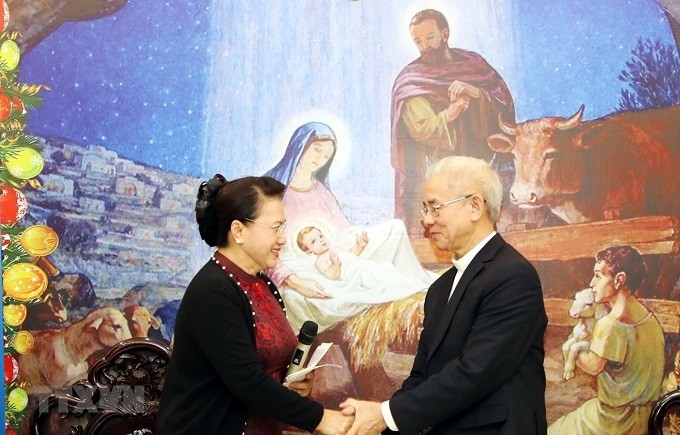 National Assembly Chairwoman Nguyen Thi Kim Ngan (L) extends Christmas greetings to Chairman of the Committee for Solidarity of Vietnamese Catholics Tran Xuan Manh. (Photo: VNA)