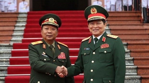 Defence Minister General Ngo Xuan Lich (R) and his Lao counterpart Chanmone Chanyalath (Photo: VNA)