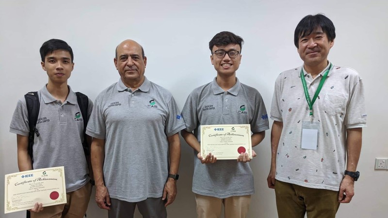 Two Vietnamese students, Nguyen Duc Kien and Dang Hai Ninh, took home the first prize in the IEEE SEACAS Hackathon 2019.