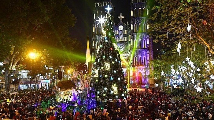 Saint Joseph’s Cathedral in Hanoi’s Hoan Kiem District was sparkling on Christmas Eve. (Photo: Dang Anh – Thuy Nguyen)