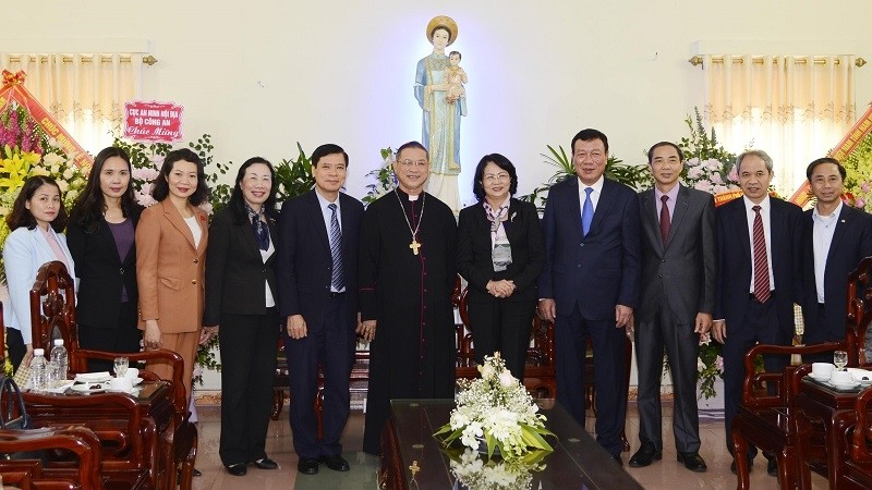 Vice President Dang Thi Ngoc Thinh extends Christmas greetings at the Bui Chu diocese. (Photo: Dai Doan Ket)