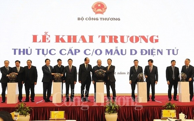 PM Nguyen Xuan Phuc (sixth from right) and delegates press the button to launch the procedures for issuance of e-C/O Form D.