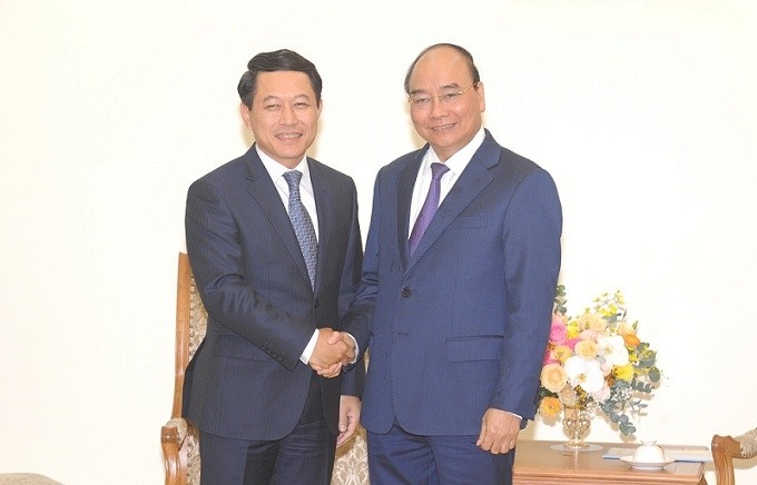 PM Nguyen Xuan Phuc (R) and Lao Foreign Minister Saleumxay Kommasith. (Photo: NDO/Tran Hai)