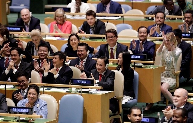 The Vietnamese delegation, led by Deputy Foreign Minister Le Hoai Trung (right, second row), express their joy after the results from the voting showed that Vietnam was elected as a non-permanent member of the UN Security Council for the 2020 -2021 term, New York, USA, June 7, 2019. (Photo: VNA)