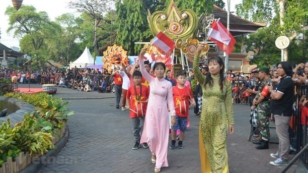 Vietnamese participants join a street parade at the festival (Photo: VNA)