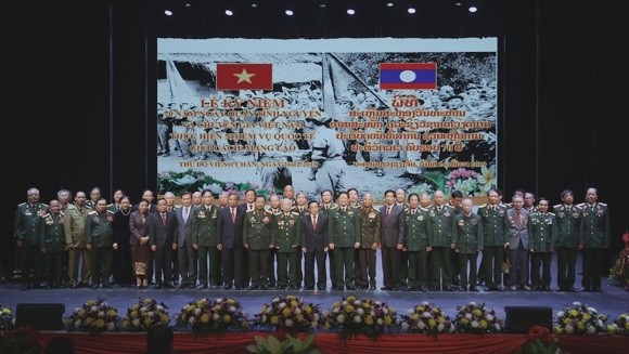 Delegates at a ceremony held in Vientiane on December 26 to mark 70th anniversary of traditional day of Vietnamese volunteer soldiers (Photo: vufo.org.vn)
