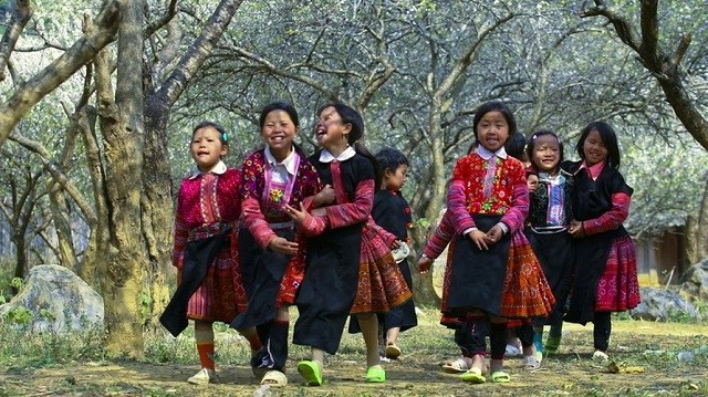 Mong girls in traditional clothes. (Photo: Tung Duong)