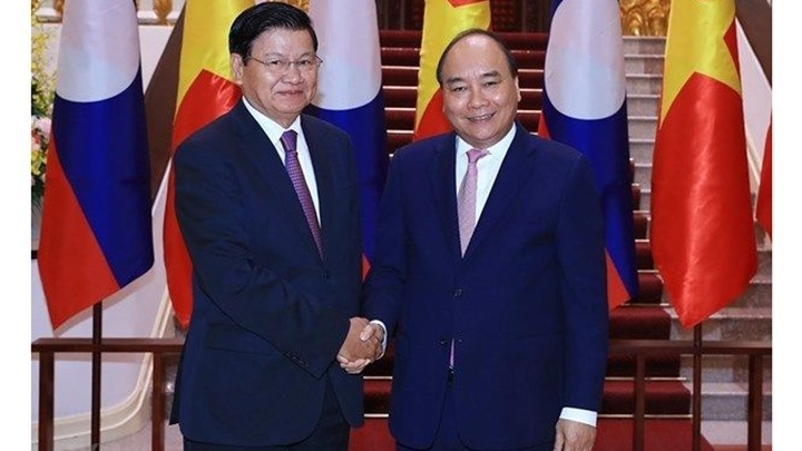 Vietnamese PM Nguyen Xuan Phuc (right) and his Lao counterpart Thongloun Sisoulith (Photo: VNA)