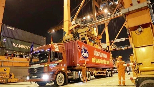 The first cargo unloaded at Tan Vu Port. (Photo: NDO)