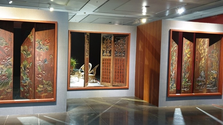 A set of wooden doors by Tran Nam Tuoc at the fourth National Applied Fine Arts Exhibition. (Photo: Vietnamnet)