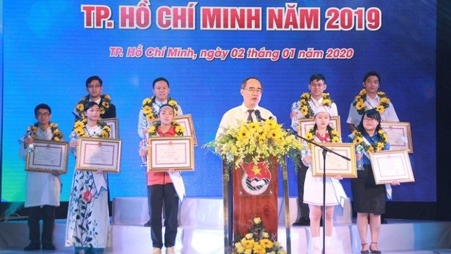  Politburo member and Secretary of the municipal Party Committee Nguyen Thien Nhan speaking at the event (Photo: tienphong.vn)