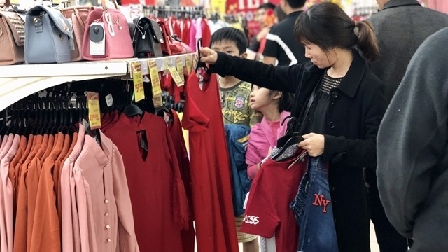 Consumers shop at a supermarket in Thua Thien - Hue province. Vietnam saw an increase in purchasing power in 2019, driven by improved income per capita. (Photo: VNA)