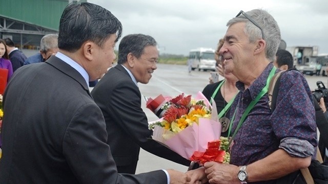Thua Thien - Hue province's authorities present flowers to the first visitors to the locality in 2020.
