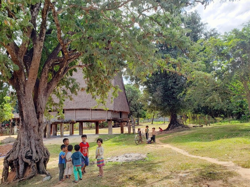 Kon Jo Ri village currently has more than 170 Ba Na ethnic households. During the day, most of the adults will go to work, whereas the little ones will stay in the middle of the common playground, under the old tamarind canopies beside the communal house of the village.