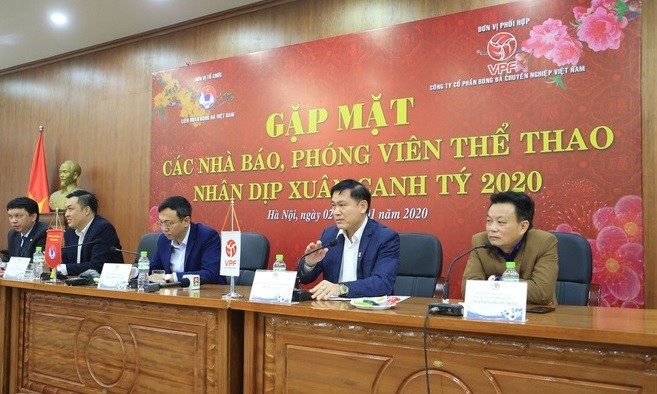 VPF Chairman Tran Anh Tu (second from right) speaks at the press conference in Hanoi on January 2. (Photo: Zing)