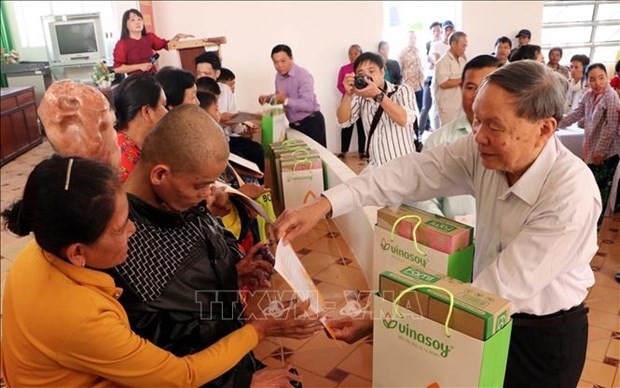 Sen. Lieut. Gen. Nguyen Van Rinh, President of the Vietnam Association of Victims of Agent Orange (VAVA), presented gifts to AO/dioxin victims in Soc Trang province on January 5. (Photo: VNA)