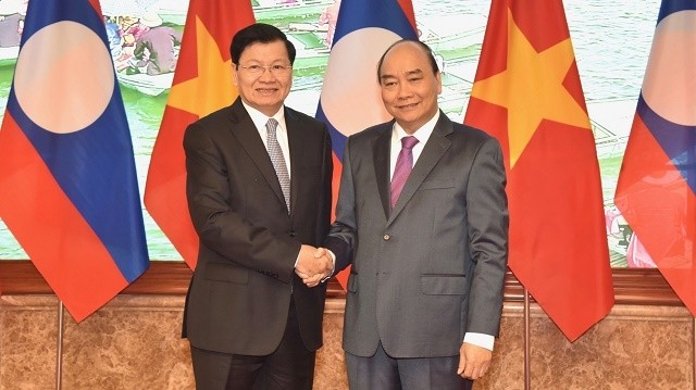 Prime Minister Nguyen Xuan Phuc (R) and his Lao counterpart Thongloun Sisoulith (Photo: NDO/Tran Hai)