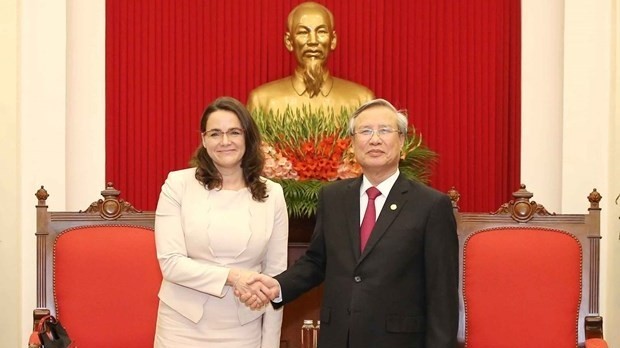 Politburo member and Permanent Member of the Communist Party of Vietnam Central Committee’s Secretariat Tran Quoc Vuong (R) and Vice President of Fidesz – Hungarian Civic Alliance Katalin Novak (Photo: VNA)