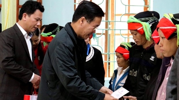 Politburo member Vo Van Thuong presents Tet gifts to needy people in Ha Giang province. 