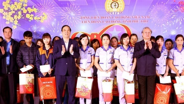 Politburo member and standing member of the Party Central Committee’s Secretariat Tran Quoc Vuong  (second from right) presents Tet gifts to workers in Phu Tho province. (Photo: VNA)