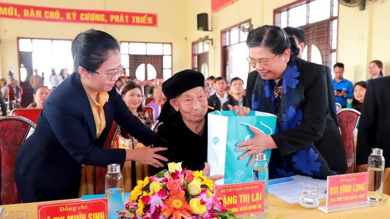 NA Vice Chairwoman presents gifts to Heroic Vietnamese Mother Dang Thi Lai. (Photo: baonghean.vn)