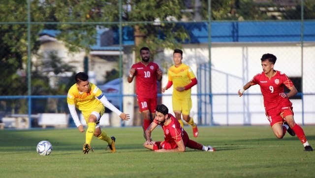 Captain Quang Hai (far left) and his teammates have gained a valuable experience after the friendly with Bahrain U23s before officially entering the 2020 AFC U23 Championship. (Photo: Vietnam Football Federation)