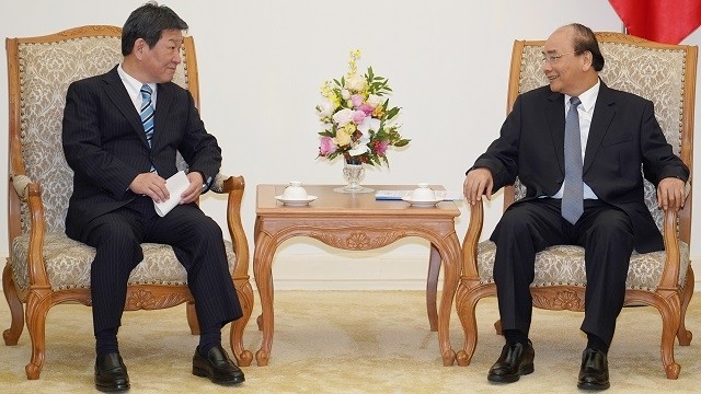Prime Minister Nguyen Xuan Phuc (R) and Japanese Minister for Foreign Affairs Motegi Toshimitsu. (Photo: VNA)