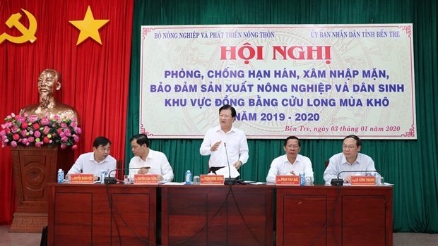 Deputy Prime Minister Trinh Dinh Dung (centre) speaks at the conference seeking ways to deal with saltwater intrusion on January 3 (Photo: VNA)