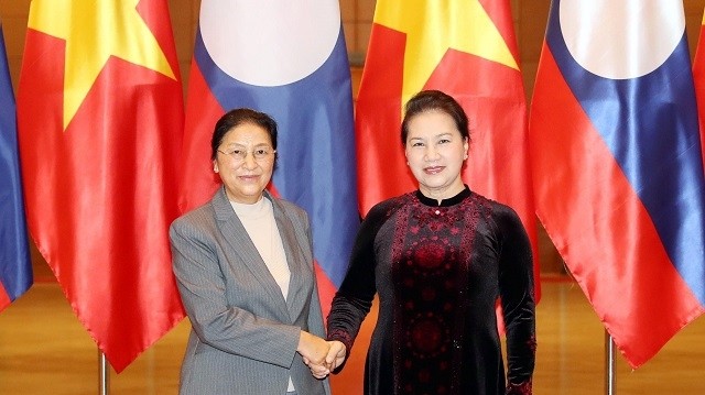 Vietnamese NA Chairwoman Nguyen Thi Kim Ngan (R) meets with her Lao counterpart Pany Yathotou in Hanoi on January 9, 2020. (Photo: quochoi.vn)