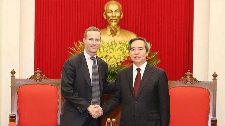Politburo member Nguyen Van Binh and first CEO of the US International Development Finance Corporation (DFC) Adam Boehler (Photo: VNA)