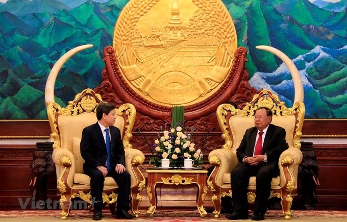 Party General Secretary and President of Laos Bounnhang Vorachith (R) receives Prosecutor General of the Supreme People’s Procuracy of Vietnam Le Minh Tri. (Photo: VN+)