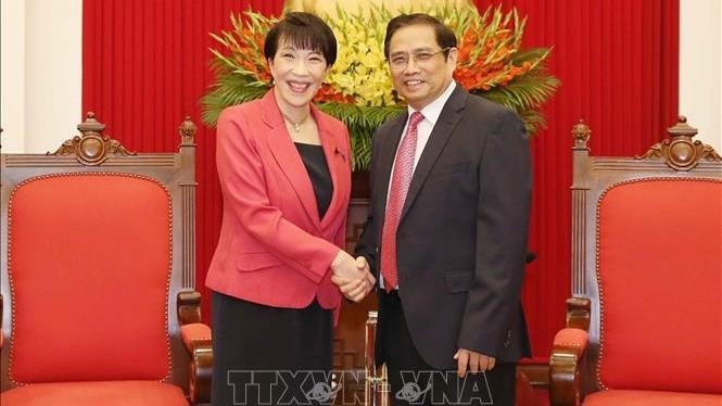 Politburo member Pham Minh Chinh and Japanese Minister of Internal Affairs and Communications Takaichi Sanae (Photo: VNA)