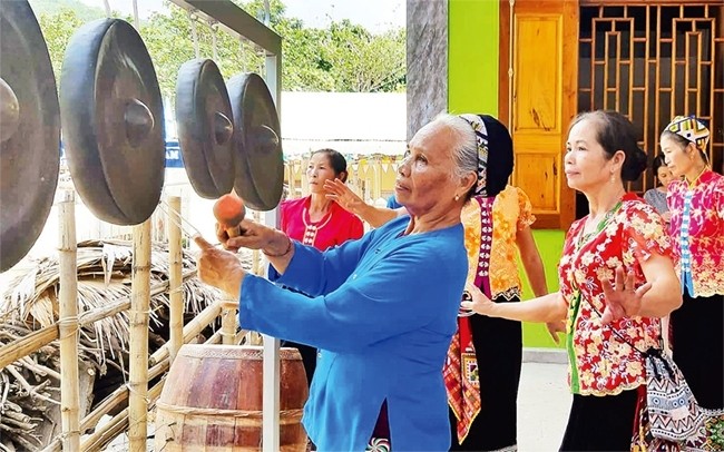 A gong performance by Thai ethnic elders in Tuong Duong District