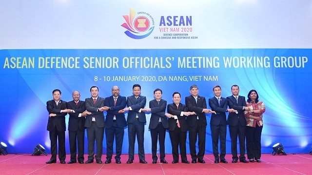 Delegates join a group photo at the event in Da Nang on January 9. (Photo: qdnd.vn)