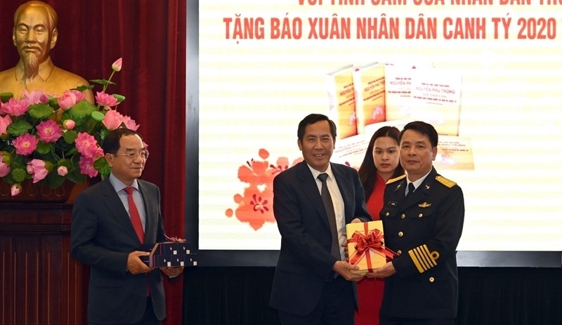 Chairman of the Presidential Office Dao Viet Trung and Nhan Dan Editor in Chief Thuan Huu handed over books and gifts to a representative of navy soldiers of Navy Zone 4.