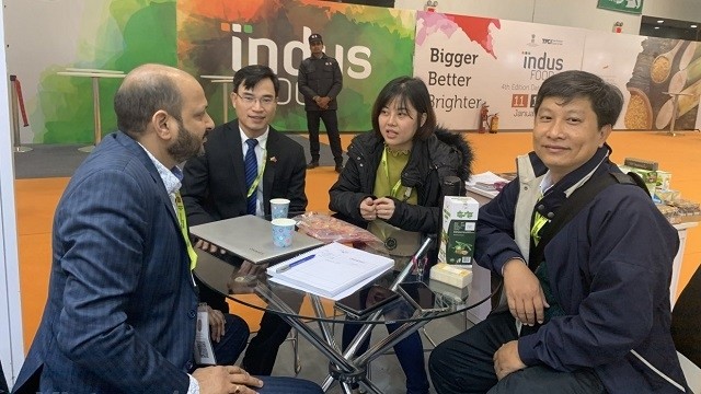 Vietnamese businesses talk to partners at the India-based fair. (Photo: Vietnam News Agency correspondent in India)