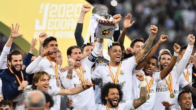 Soccer Football - Spanish Super Cup Final - Real Madrid v Atletico Madrid - King Abdullah Sports City, Jeddah, Saudi Arabia - January 12, 2020 Sergio Ramos lifts the trophy as Real Madrid players celebrate winning the Super Cup. (Photo: Reuters)