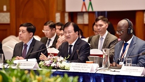 Deputy PM Trinh Dinh Dung (C) speaks at the Vietnam Business Forum 2019 in Hanoi on January 10. (Photo: VGP)