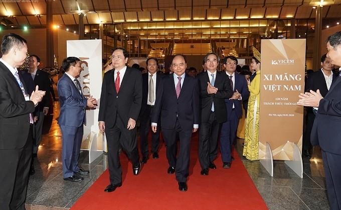 PM Nguyen Xuan Phuc (C) attends the ceremony marking the 120th anniversary of Vietnam's cement industry. (Photo: VGP)