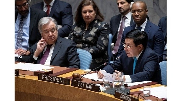 Deputy Prime Minister and Foreign Minister Pham Binh Minh (R) and UN Secretary-General Antonio Guterres at the open debate on January 9. (Photo: MOFA)