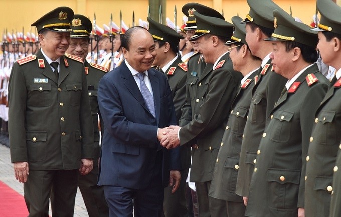 PM Nguyen Xuan Phuc shakes hands with officers of the People’s Public Security Guard High Command. (Photo: NDO/Tran Hai)