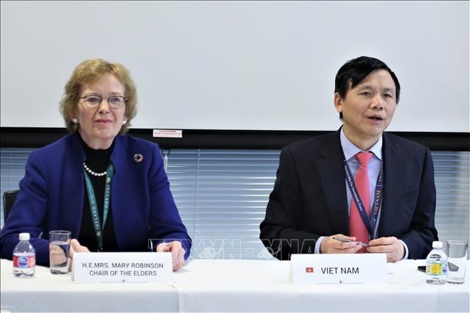 Ambassador Dang Dinh Quy (R), head of the Vietnamese permanent mission to the United Nations, chairs the first meeting of the ASEAN Committee in New York on January 10. (Photo: VNA)