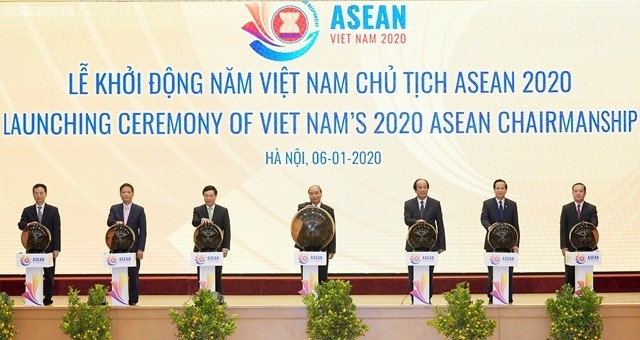 PM Nguyen Xuan Phuc (C) and leaders of ministries and agencies press the button to launch the ASEAN 2020 website. (Photo: VGP)