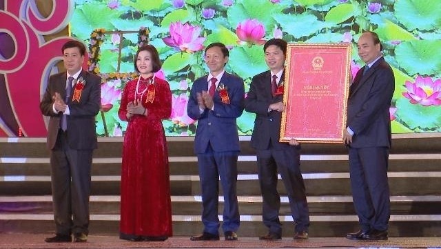 PM Nguyen Xuan Phuc grants the Resolution of the National Assembly’s Standing Committee on the establishment of Duy Tien township to local authorities. (Photo: NDO)