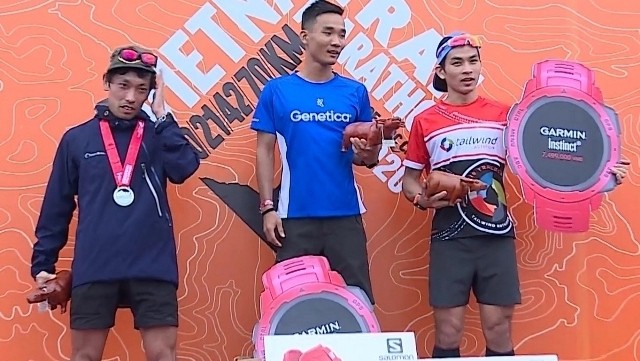 Athlete Tran Duy Quang (middle) wins the 70km race distance with a time of 7 hours and 6 minutes, breaking his previous record set at the first race held in Moc Chau in 2019.